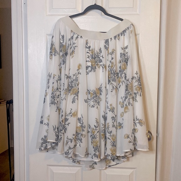 Torrid 2X Midi Chiffon Skirt - White with Florals 3/4 Length Skirt - Picture 4 of 7